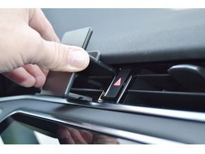 Brodit ProClip pro Land Rover Range Rover Evoque 19-24, na střed