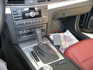 Brodit ProClip a Mercedes Benz E-osztály kabriójához 10-14/Coupé 10-17, középen lefelé