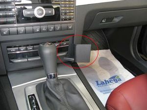 Brodit ProClip pro Mercedes Benz E-Class Convertible 10-14/Coupé 10-17, na střed vpravo