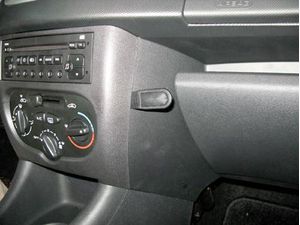 Brodit ProClip montážní konzole pro Peugeot 206+ 09-13, na střed vpravo