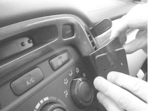 Brodit ProClip Halterung für Toyota Highlander 01-07 (ohne Navigationsdisplay), für Mitte
