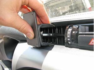Brodit ProClip Halterung für Toyota HiLux 16-22, Mitte links