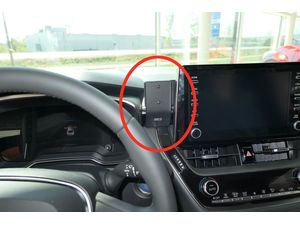 Brodit ProClip за Toyota Corolla 19-23/Suzuki Swace 21-24 (не за стерео JBL), в средата