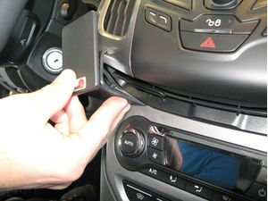 Brodit ProClip montážní konzole pro Ford Focus 11-14, na střed vlevo