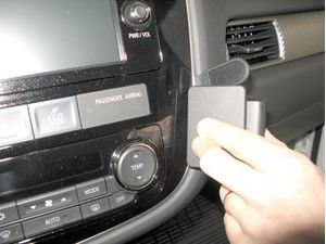 Brodit ProClip montážní konzole pro Mitsubishi Outlander 13-21, na střed vpravo