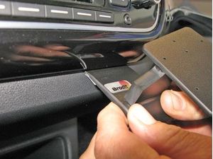Brodit Suport de montare ProClip pentru Skoda Citigo/Volkswagen UP/Seat Mii 15-16, centru dreapta jos