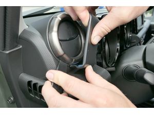 Brodit ProClip montážní konzole pro Suzuki Jimny 19-24, vlevo na mřížku