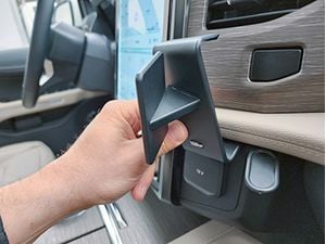 Brodit ProClip montážní konzole pro Ford F-150 Lightning 22-24, na střed vpravo