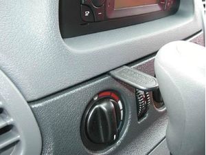 Brodit ProClip montážní konzole pro Mercedes Benz Sprinter 00-06 (jen automat), na střed vlevo