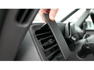 Brodit ProClip montážní konzole pro Volkswagen ID. Buzz Cargo 23-24, vlevo na mřížku ventilace