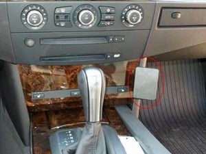 Brodit ProClip pro BMW M5 E60, E61 04-10 (NE celokožené provedení palubky), na střed vpravo dolů