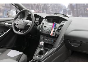 Brodit ProClip Halterung für Ford Focus 15-18, Mitte rechts