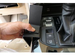 Brodit ProClip montážní konzole pro Toyota LandCruiser 300 21-23, na střed vlevo dolů