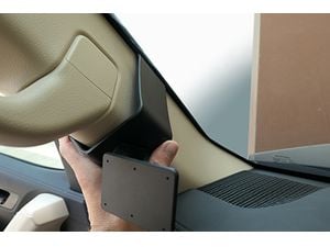 Brodit ProClip montážní konzole pro Toyota LandCruiser 300 21-23, vlevo na sloupek