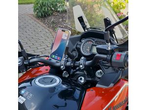 Brodit MOTO mobiltelefontartó 56-92 mm, kar 123 mm, kormány 20-32 mm, carbon