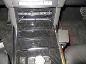 Brodit ProClip pro Mercedes Benz E-Class Sedan 09-16/Stationwagon 10-16 (jen pákové řazení), dolů