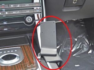 Brodit ProClip montážní konzole pro Jaguar XE/XF 16-18 (jen automat), na střed vpravo