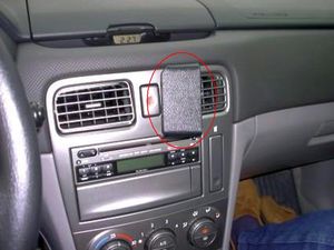 Brodit ProClip pro Subaru Forester 03-07 (jen vozy s držákem nápojů), na střed vpravo