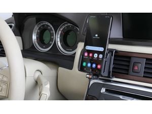 Brodit Autohalterung für Samsung Galaxy S22, im Gehäuse, verstellbar, mit CL/USB-Ladung