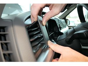 Brodit Монтажна скоба ProClip за Volkswagen T7 Multivan 22-24, отляво на вентилационната решетка