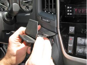 Brodit ProClip montážní konzole pro Toyota LandCruiser 200 16-21, na střed vlevo