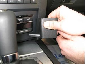 Brodit ProClip pro Mercedes Benz E-Class Convertible 10-14/Coupé 10-17, na střed vpravo