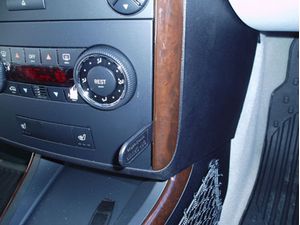 Brodit ProClip pro Mercedes Benz A-Class 05-12 (jen Elegance a Avantgarde), na střed vpravo dolů