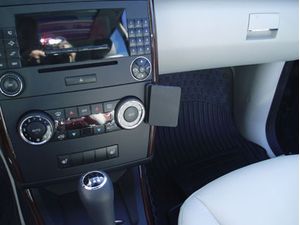 Brodit ProClip pro Mercedes Benz A-Class 05-12 (jen Elegance a Avantgarde), na střed vpravo dolů