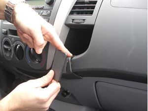 Brodit ProClip Halterung für Toyota HiLux 06-11, Mitte rechts