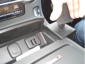 Brodit ProClip do Chevrolet Suburban/Tahoe 15-20/GMC Yukon (XL/Denali) 15-20, środek od prawej do dołu