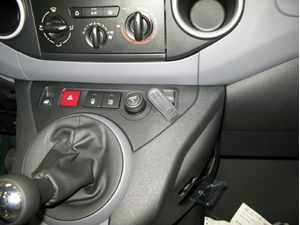Brodit ProClip Citroen Berlingo Family/Transport/Peugeot Partner 08-18 (само с ръчно управление), централно дясно
