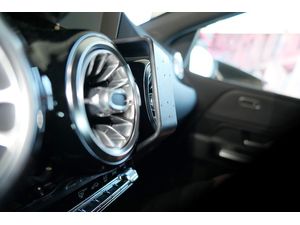 Brodit ProClip за Mercedes Benz Mercedes Benz B-Class 19-24/GLA-Class 20-24/EQA 22-24, в средата