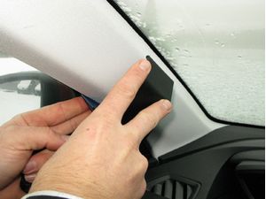 Brodit ProClip montážní konzole pro Peugeot 3008 17-24/Peugeot 5008 SUV 18-24, vlevo na sloupek