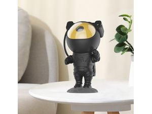 Astronaut projektor noční oblohy polární záře a hvězd, černý