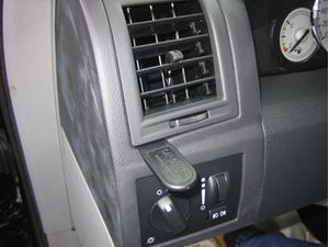 Brodit ProClip Halterung für Chrysler 300C/300C Touring 05-10, links am Kühlergrill