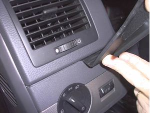 Brodit ProClip pentru Volkswagen Multivan 03-15, grila din stânga (fără compartiment de grilă)