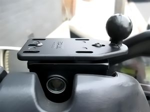 RAM Mounts úchyt na motorku na nádržku brzdové kapaliny, s 1" čepem na straně, RAM-B-346U