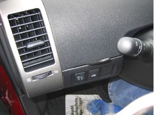 Brodit ProClip montážní konzole pro Toyota Prius 04-09, vlevo vedle mřížky ventilace