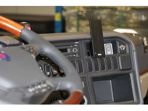 Brodit ProClip konzol a Scania G-sorozat 10-18 / R-sorozatához 10-16, megerősített kialakítás, középen