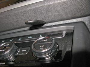 Brodit ProClip montážní konzole pro Volkswagen Touran 16-22, na střed vpravo