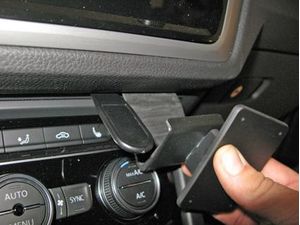 Brodit ProClip montážní konzole pro Volkswagen Touran 16-22, na střed vpravo