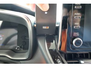 Brodit ProClip за Toyota Corolla 19-23/Suzuki Swace 21-24 (не за стерео JBL), в средата