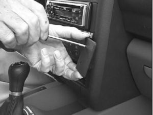 Brodit ProClip Halterung für Audi A2/S2 01-05 (nicht für Fahrzeuge mit Werksnavigation), für die Mitte