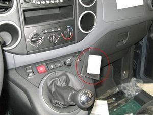 Brodit ProClip Citroen Berlingo Family/Transport/Peugeot Partner 08-18 (само с ръчно управление), централно дясно