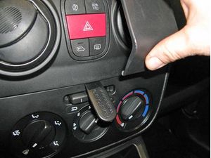 Brodit ProClip montážní konzole pro Citroen Nemo/Fiat Fiorino/Peugeot Bipper 08-21, na střed