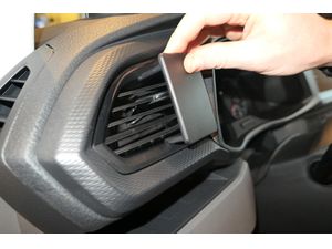 Brodit ProClip за Volkswagen Caravelle 6.1 21-24/T6.1 Transporter/Pickup 20-24, отляво на решетката