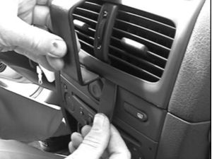 Brodit ProClip für Renault Thalia 99-08/Clio 02-05/Clio Storia 06-09, Mitte links