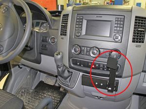 Brodit ProClip pro Mercedes Benz Sprinter 07-18/Volkswagen Crafter 07-16, zesílený, na střed vpravo