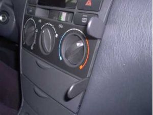 Brodit ProClip montážní konzole pro Toyota Corolla 02-07, na střed vpravo