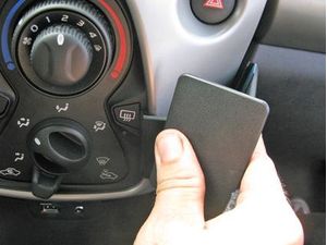 Brodit ProClip pro Citroen C1/Peugeot 108/Toyota AYGO 14-21 (bez klimatizace), na střed